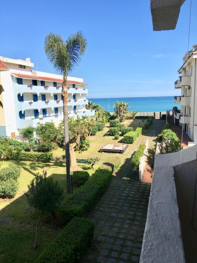 Baia Degli Dei - Living La Nike Apartment Giardini Naxos Luaran gambar